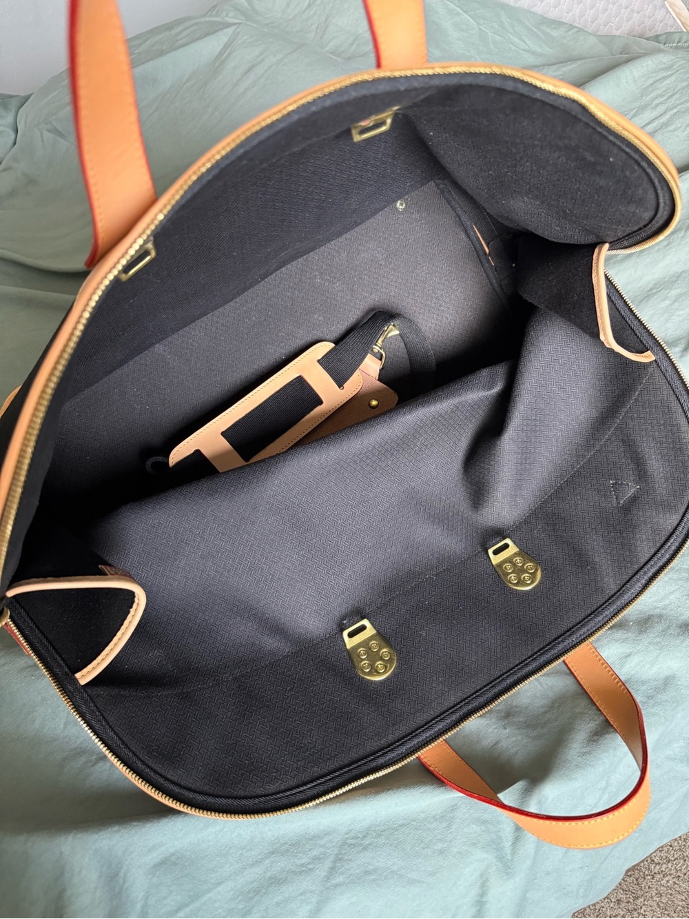 Like New Dooney and Bourke Classic Black and Tan Leather Women's Weekend Bag - Picture 10 of 12